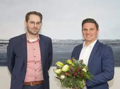 Kreisrat Sebastian Smolinski gratulierte dem Norder Jelto M&uuml;ller zu seiner neuen Leitungsposition.