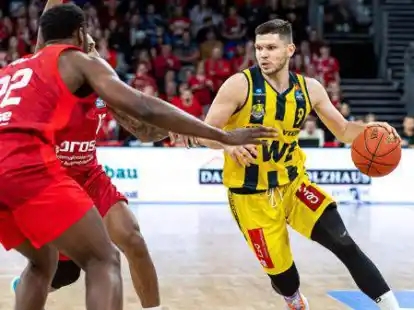 Gegen eine stabile Abwehr: Oldenburgs Rihards Lomazs (rechts) gegen Bambergs Solomon Young