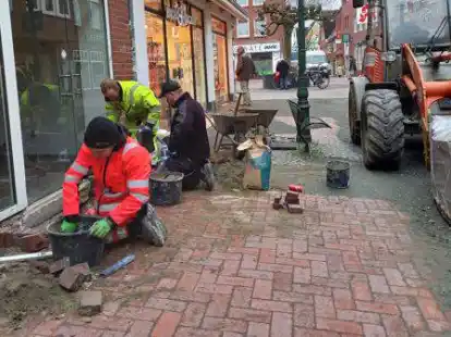 Seit Montag ist die &bdquo;Winterpause&ldquo; beendet: Mitarbeiter der Firma Huchtmann haben die Sanierungsarbeiten Zwischen beiden Sielen wieder aufgenommen.
