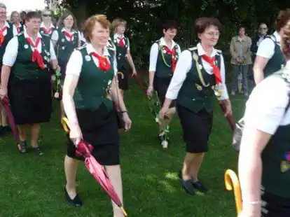Seit den 1970er-Jahren sind Frauen als Mitglieder im B&uuml;rgersch&uuml;tzenverein B&ouml;sel zugelassen, marschieren mit &ndash; hier ein Foto von der 100-Jahr-Feier 2010 &ndash; und beteiligen sich an Wettbewerben.