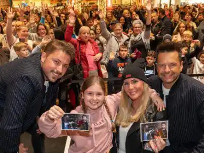 Bald auf der Schlittschuhbahn am &bdquo;Jumo&ldquo;: das DJ Duo Micar & Jash vor zwei Jahren bei einer Autogrammstunde bei Famila in Wechloy &ndash; von links Felix von Jascheroff (alias DJ Jash), die GZSZ-Fans Jolina (10) und ihre Mutter Jessica F&auml;nders  mit Carsten Michel alias DJ Micar.