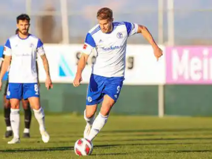 Schalkes Simon Terodde traf im Test gegen Z&uuml;rich zum zwischenzeitlichen 2:1. Foto: Tim Rehbein/dpa