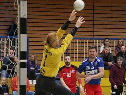 Brachte seine ehemaligen Rasteder Teamkollegen zum Verzweifeln: SG-Torh&uuml;ter Hannes L&uuml;bkemann bleibt hier gegen  Carsten B&auml;cker (in blau) siegreich.