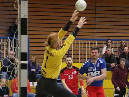 Brachte seine ehemaligen Rasteder Teamkollegen zum Verzweifeln: SG-Torh&uuml;ter Hannes L&uuml;bkemann bleibt hier gegen  Carsten B&auml;cker (in blau) siegreich.