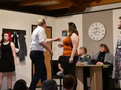 Auf der B&uuml;hne: Die W&ouml;schenlanner pr&auml;sentieren ihre neue Kom&ouml;die &bdquo;Pant&uuml;ffelhelden&ldquo;.