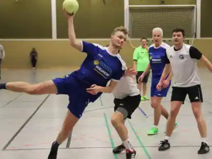 Auch die Nichthandballer gaben beim Nichthandballer-Turnier alles in der Sporthalle Gro&szlig;er Kamp Ost in Friesoythe.