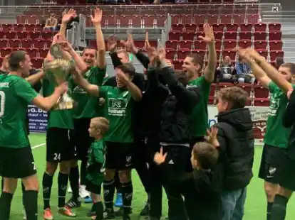 Die Hallenk&ouml;nige aus dem Landkreis Leer: Gr&uuml;n-Wei&szlig; Firrel holte sich bei den Herren den Aurich-Cup.