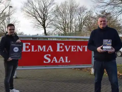 Freuen sich &uuml;ber die neue Chronik und auf den Jubil&auml;umsball von Blau-Wei&szlig; Ramsloh: Marcel B&uuml;mmerstede (links) und Josef Kramer.