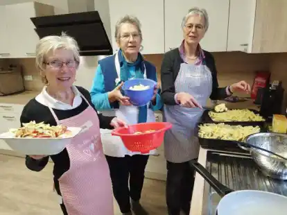 Haben Spa&szlig; beim gemeinsamen Kochen: (von links) Erika Lux und Barbara von Gundlach mit der Kochbegleiterin Barbara Anthonsen.