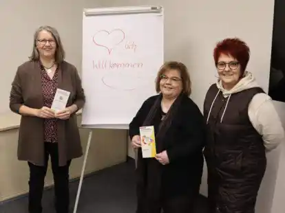 Hoffen auf neuen Zulauf f&uuml;r die Schlaganfall-Selbsthilfegruppe &bdquo;Gemeinsam stark&ldquo; in Harpstedt: (von links) Irma Hamann (Selbsthilfekontaktstelle Landkreis Oldenburg), B&auml;rbel Jungmann (Selbsthilfegruppe) und Gruppengr&uuml;nderin Hannelore Niemann.