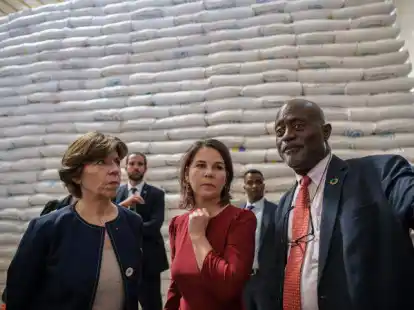 Annalena Baerbock (M , B&uuml;ndnis90/Die Gr&uuml;nen), Au&szlig;enministerin, besucht mit Catherine Colonna (l) Au&szlig;enministerin von Frankreich, ein Getreidelager des Weltern&auml;hrungsprogramms der Vereinten Nationen (WFP) zusammen mit dem Landesdirektor von &Auml;thiopien Claude Jibidar.