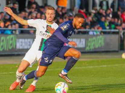 Hatte auf der linken Seite gut zu tun: Oldenburgs Dominique Ndure (rechts) behauptet den Ball gegen Gladbachs Torsch&uuml;tzen Patrick Herrmann.
