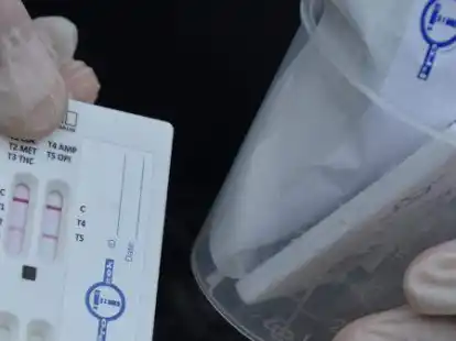 Mit einem Schnelltest kann die Polizei bei Kontrollen &uuml;berpr&uuml;fen, ob Autofahrer Drogen genommen haben.