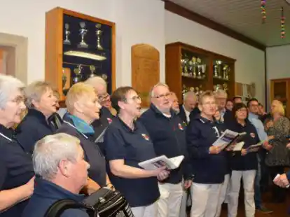 Der Shantychor Moorwarfen unterhielt die G&auml;ste w&auml;hrend des Neujahrsempfangs mit kr&auml;ftigen Seemannsliedern.