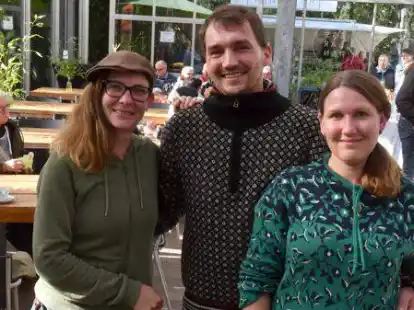 Beim Saisonabschluss 2022 im Essgarten: Angelika Stelter (von links) sowie Nils und Malou Furch freuten sich &uuml;ber den Zuspruch. Sie wollen in diesem Jahr an den Erfolg ankn&uuml;pfen.