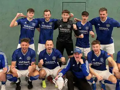 Fu&szlig;ball-Landesligist SV Holdorf hat das Helmut-B&uuml;nger-Ged&auml;chtnisturnier des VfL L&ouml;ningen gewonnen. Andrej Homer (vordere Reihe, Zweiter von links) hatte gro&szlig; aufgespielt.