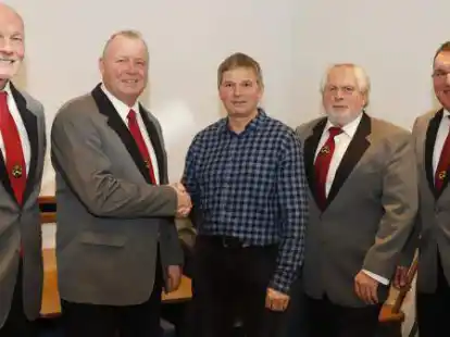 Der neue Vorstand um Hans Kramer (von links) und Rolf Tebben sowie  Alfons Henken (von rechts) und Gerd Kock begr&uuml;&szlig;te den neuen Apostel in der Runde Stephan Wilkens (Mitte).