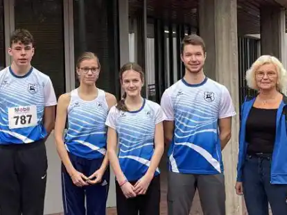 Kehrten zufrieden vom Olympiast&uuml;tzpunkt Hannover zur&uuml;ck: (von links) Moritz Leo, Emma Janssen, Tjalda Gertje, Eiso Bruhn und Trainerin Anette D&ouml;ring-Schulte vom TuS Zetel