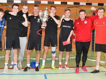 Gewann den Ortspokal des TSV Gro&szlig;enkneten: das Team der Spielgemeinschaft Quellenweg/Kuhberg. Zur Mannschaft geh&ouml;ren (von links) Kian Staggenborg, Jan Fischer, Malte Fischer, Uwe K&auml;mper, Finn K&auml;mper, Mats K&auml;mper, Florian Grotel&uuml;schen und Colin Deepe.