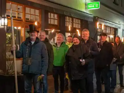 P&uuml;tt Bremer Schl&uuml;ssel: die P&uuml;ttgemeinschaft kurz vor Mitternacht auf dem Weg vom Lokal 