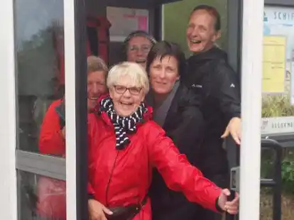 Telefonzelle als Unterstand: F&uuml;nf Frauen aus Elmendorf suchten auf Juist im Jahr 2019 Schutz vor Regen.