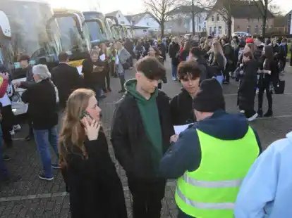 Eine ganze Schule auf Tour: Vom Parkplatz des St&ouml;rtebeker-Bads ging&rsquo;s mit Bussen zum &bdquo;K&ouml;nig der L&ouml;wen&ldquo; nach Hamburg.