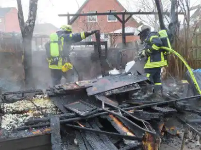 Da war das Gr&ouml;bste schon vor&uuml;ber: Nachl&ouml;scharbeiten auf dem betroffenen Laubengrundst&uuml;ck hinter einem Einfamilienhaus in der Sachsenstra&szlig;e.