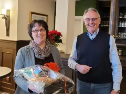 Helmut K&uuml;nnen vom Heimatverein &uuml;berreichte Dr. Eva-Maria Ameskamp ein Pr&auml;sent als Dank.