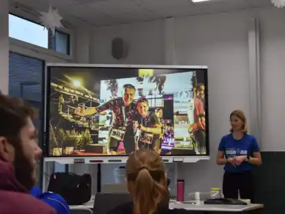 Gesa Moormann erkl&auml;rte vor Sch&uuml;lerinnen und Sch&uuml;lern des ULF ihre Trainingsvorbereitung f&uuml;r den Ironman.