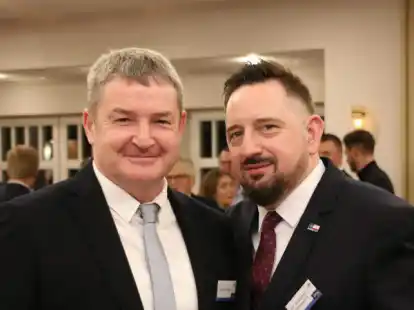 Sprachen beim Neujahrsempfang der Gemeinde Gro&szlig;enkneten &uuml;ber den Krieg in der Ukraine: B&uuml;rgermeister Oleg Omelyan aus Kamianka-Buzka in der Ukraine (links) und B&uuml;rgermeister Radoslaw Dobrowolski aus Suprasl in Polen.