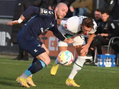 Trifft in Zwickau auf seine alten Mitspieler: Oldenburgs Manfred Starke (links), hier im Testspiel gegen M&ouml;nchengladbachs Hannes Wolf