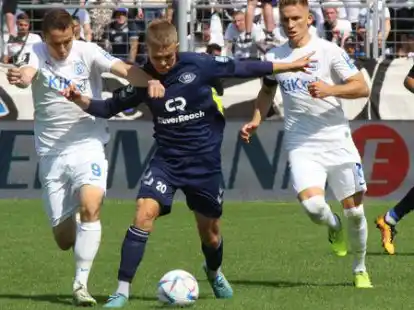 Werden sich ein Rennen um die Nichtabstiegspl&auml;tze liefern: Oldenburgs Jakob Bookjans (Mitte) gegen Meppens Mike Feigenspan (links) und Max Dombrowka