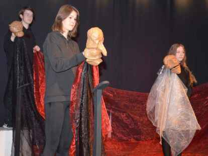 Nicht nur Requisite: die selbst modellierten K&ouml;pfe nehmen auf der B&uuml;hne eine wichtige Rolle ein.