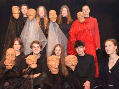 Das Theater-Ensemble am Gymnasium Ulricianum f&uuml;hrt im M&auml;rz &bdquo;Die Hamletmaschine&ldquo; von Heiner M&uuml;ller auf. Dabei spielen sie selbst modellierten K&ouml;pfe eine wichtige Rolle.