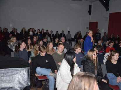 Theaterleiterin Heike Duensing bezieht Ideen aus dem Publikum w&auml;hrend der Probe zur &bdquo;Hamletmaschine&ldquo; im G&uuml;terschuppen mit ein.