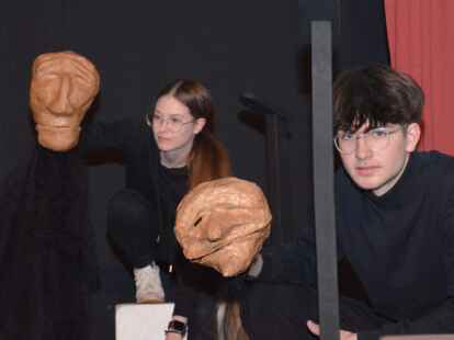 Ausdrucksstarke Charakterk&ouml;pfe sind unter den H&auml;nden der Sch&uuml;ler entstanden.