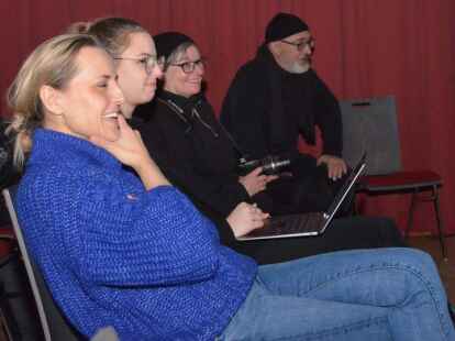 Achten auf jede Bewegung: Theaterleiterin Heike Duensing (links) mit Dorothea und Axel Bahro (rechts) von &bdquo;Puppets In Minutes&ldquo; bei der Probe im G&uuml;terschuppen.