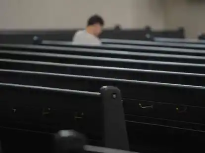 Leere B&auml;nke in einer Kirche: 2022 ist die Zahl derer, die ihrer Kirchengemeinde den R&uuml;cken gekehrt haben, in Emden ein weiteres Mal deutlich gestiegen.