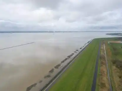 Soll 2024 auf eine einheitliche Tiefe von 9.50 Meter angepasst werden: die Fahrrinne der Au&szlig;enems zum Emder Hafen.