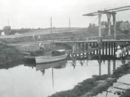 &Uuml;berspannte den Hunte-Ems-Kanal: die Klappbr&uuml;cke bei Klein Scharrel. Das Foto entstand um 1920. Ein Jahr sp&auml;ter begann der Ausbau zum K&uuml;stenkanal und eine neue Br&uuml;cke wurde erforderlich.