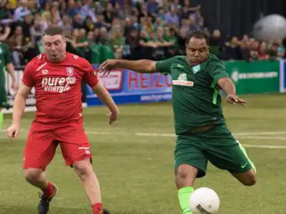 Wenn Werder-Legende Ailton  zum Schuss ausholt, wie hier beim Traditionsturnier 2018, schrillen bei den gegnerischen Torh&uuml;tern zumeist die Alarmglocken. Am Freitagabend kann er seinen Torinstinkt in der EWE-Arena in Oldenburg einmal mehr unter Beweis stellen.