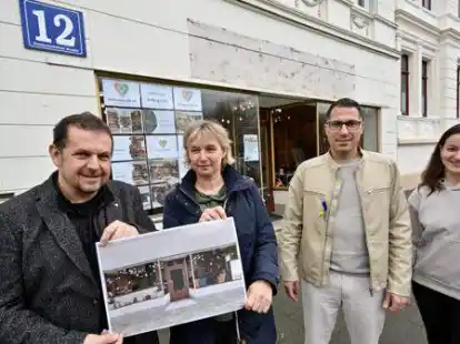 Der Verein &bdquo;Oldenburg hilft&ldquo; schafft in der Donnerschweer Stra&szlig;e 12 einen neuen Anlaufpunkt (v.l.): Maik G&uuml;nther und Elke Dannemann vom Vorstand mit Luciano Mazzola (Caf&eacute;-Manager) und Oleksandra Domova (Mitarbeiterin aus der Ukraine).