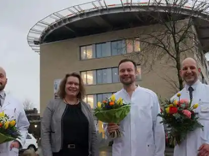 Chefarzt Hendrik Schrey (links) ist neuer &Auml;rztlicher Direktor, Stellvertreter ist Dr. Peter Weber (Dritter von links). Gesch&auml;ftsf&uuml;hrerin Claudia B. Conrad begr&uuml;&szlig;te beide im neuen Amt und dankte dem bisherigen &Auml;rztlichen Direktor Gustav Peters.