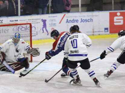 Wie im Hinspiel steuerte Sandes Artjoms Tretjakovs einen wichtigen Ausgleichstreffer gegen CE Timmendorfer Strand (in Wei&szlig;) bei.