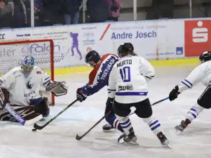 Wie im Hinspiel steuerte Sandes Artjoms Tretjakovs einen wichtigen Ausgleichstreffer gegen CE Timmendorfer Strand (in Wei&szlig;) bei.