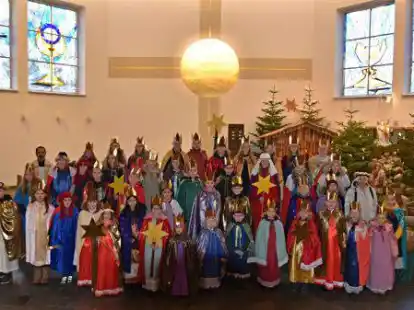 48 Sternsinger in 13 Gruppen haben den Segen zum Dreik&ouml;nigstag in 950 Haushalte der Gemeinde Gro&szlig;enkneten gebracht.