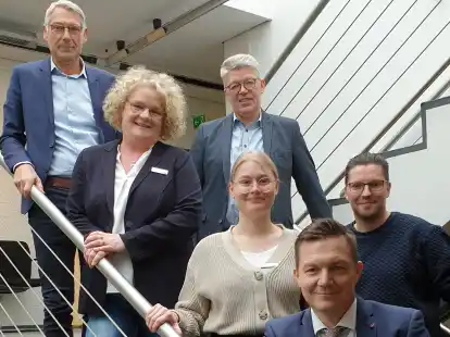 B&uuml;rgermeister Thorsten Schmidtke (oben links) hat die personellen Ver&auml;nderungen in der Gemeindeverwaltung Gro&szlig;enkneten vorgestellt. Neue Aufgaben &uuml;bernommen haben Frauke Asche und Horst Looschen, Noelle Zerhusen und Swen Arkenbout sowie (im Vordergrund) Benjamin Bak.