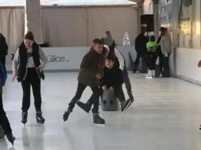 Vor allem die Kinder haben viel Spa&szlig; auf der neuen Kunststoff-Eisbahn.