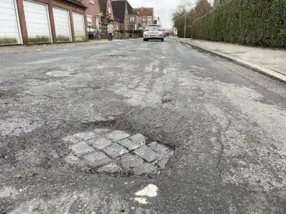 Schlaglochpiste Eggenastra&szlig;e: Bis zur Sanierung im Sommer sollen die schlimmsten L&ouml;cher noch notd&uuml;rftig gestopft werden.