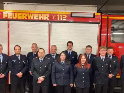 Bef&ouml;rderte und Geehrte: Kreisbrandmeister Gerd Zunken, Ren&eacute; Oelrichs-Garcia, Ortsbrandmeister Dirk Hoffmann, Andreas Keuchel, stellv. Ortsbrandmeister Jens Hillerns, Farina Santjer, Kai Oelrichs-Garcia, Eske Amman, Yannik Jan&szlig;en, Nikolai Schriewer, Sascha Jan&szlig;en, Alexander Kieneke.